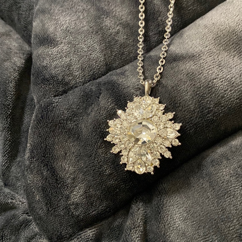 Pretty Rhinestone Pendant and necklace - Picture 3 of 7